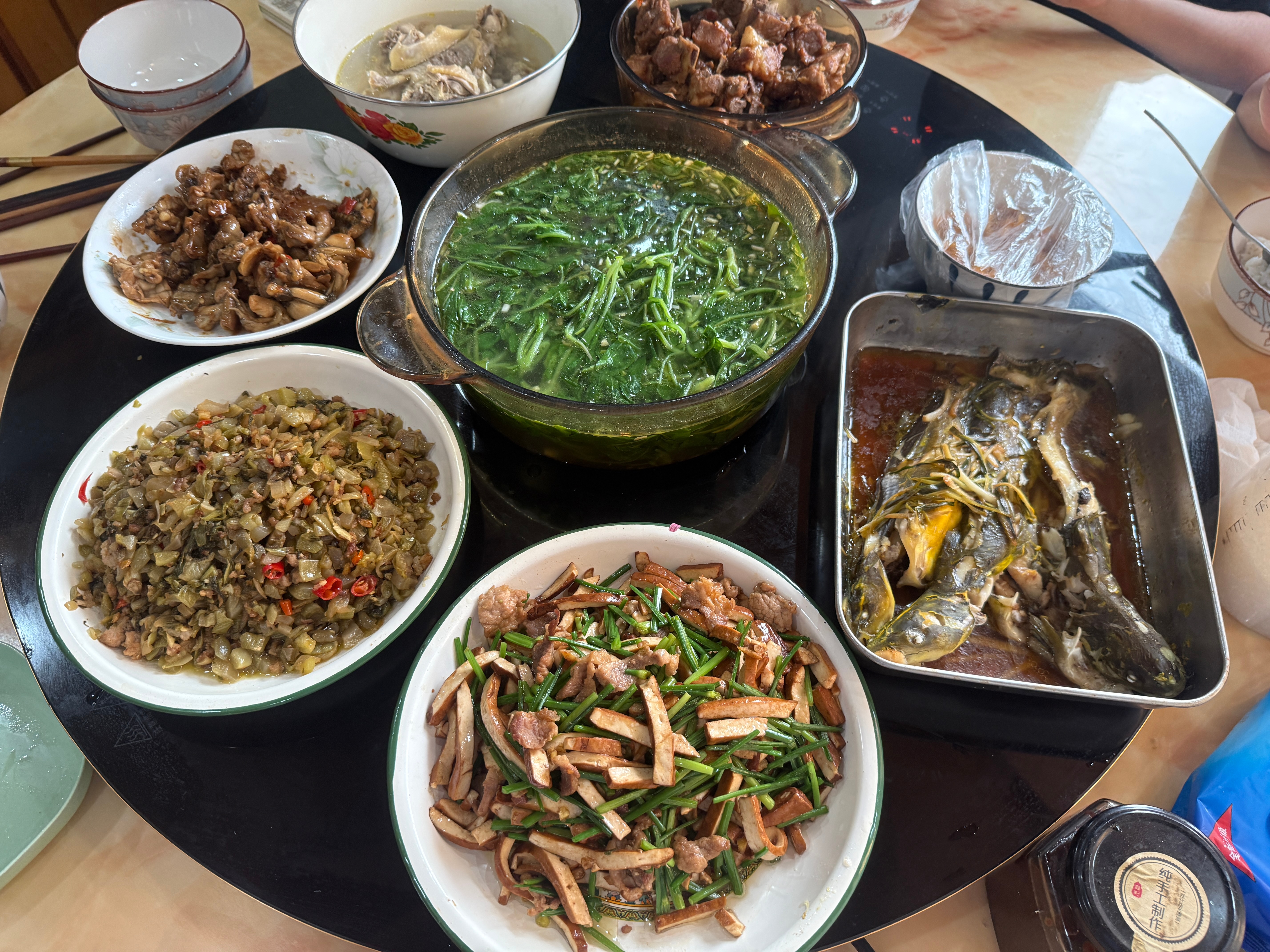 一个半小时舞蹈课 一个半小时游泳训练 吃点好吃的不过分吧！哦饭前还吃了两个月饼