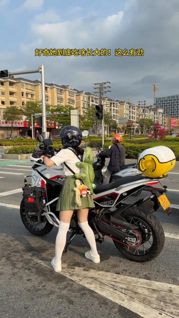 原来小土豆是这样停车的，80斤骑那么大个车把旁边司机都惊呆了。600斤的车看她等