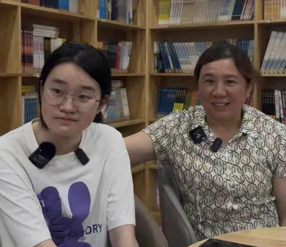 妈妈只上过一年小学，没啥文化，却把女儿培养得非常优秀，究竟是什么样的母爱，能扛十