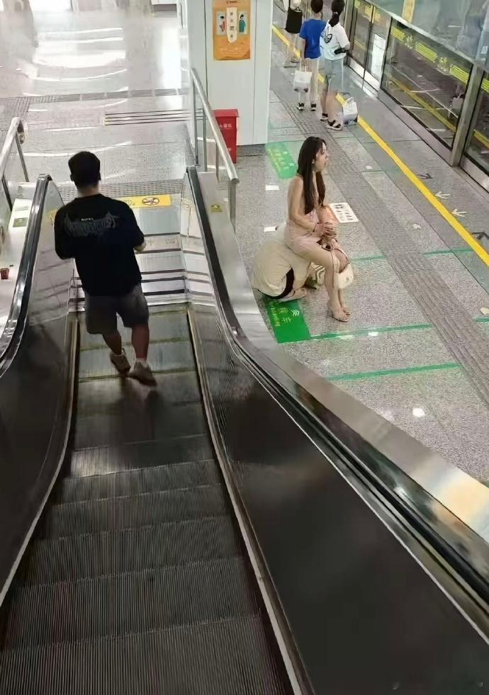 真人版“人肉坐垫”，还能随身移动！这可不是普通坐垫，是温暖又贴心的专属陪伴，随时