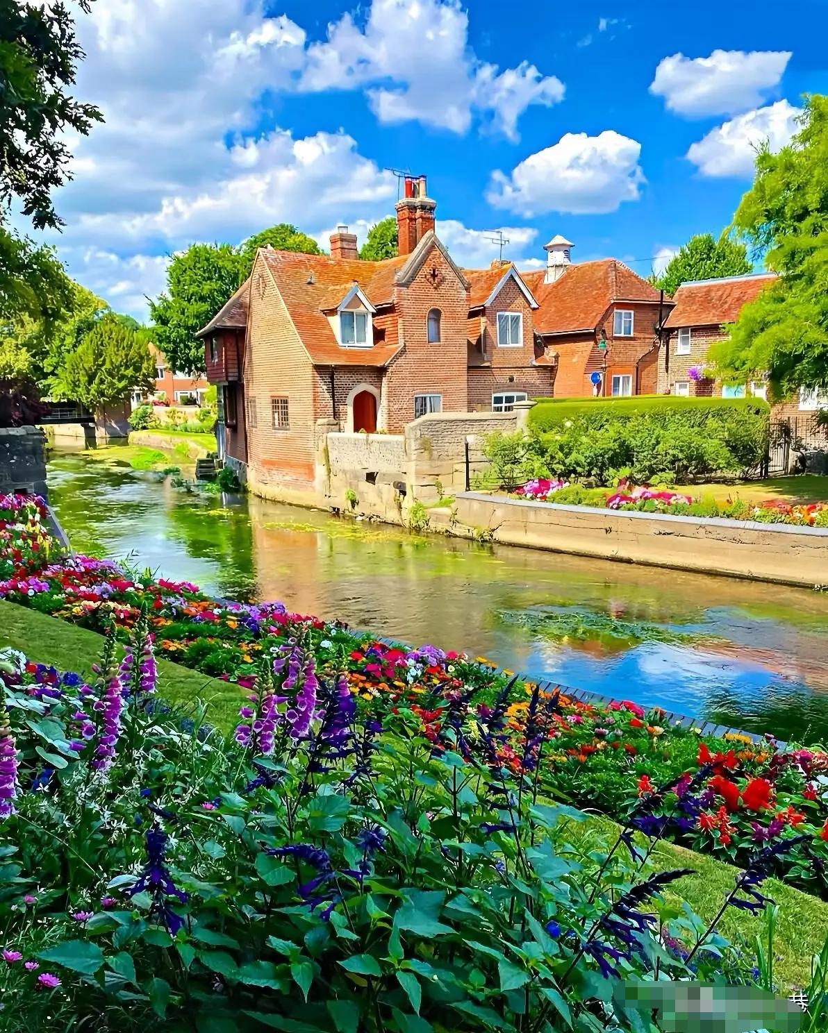同样是红砖房，同样是小河边，凭什么坎特伯雷就比别处好看一大截？我在那站了十分钟，