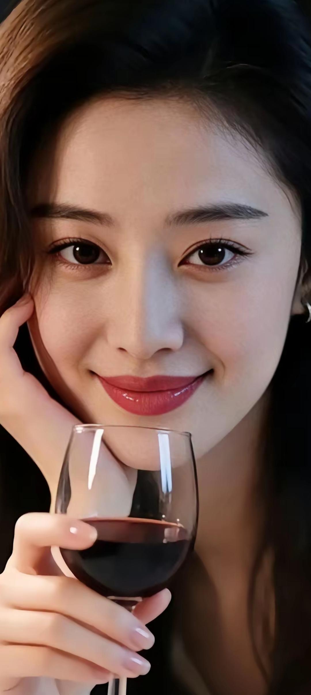 优雅品酒时刻，红酒与微笑的完美结合🍷😊