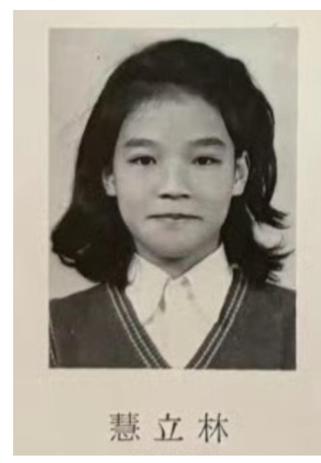 舒淇小时候的照片，相貌平平无奇，哪有半点美人胚的样子啊，甚至被说像宋小宝。
一直