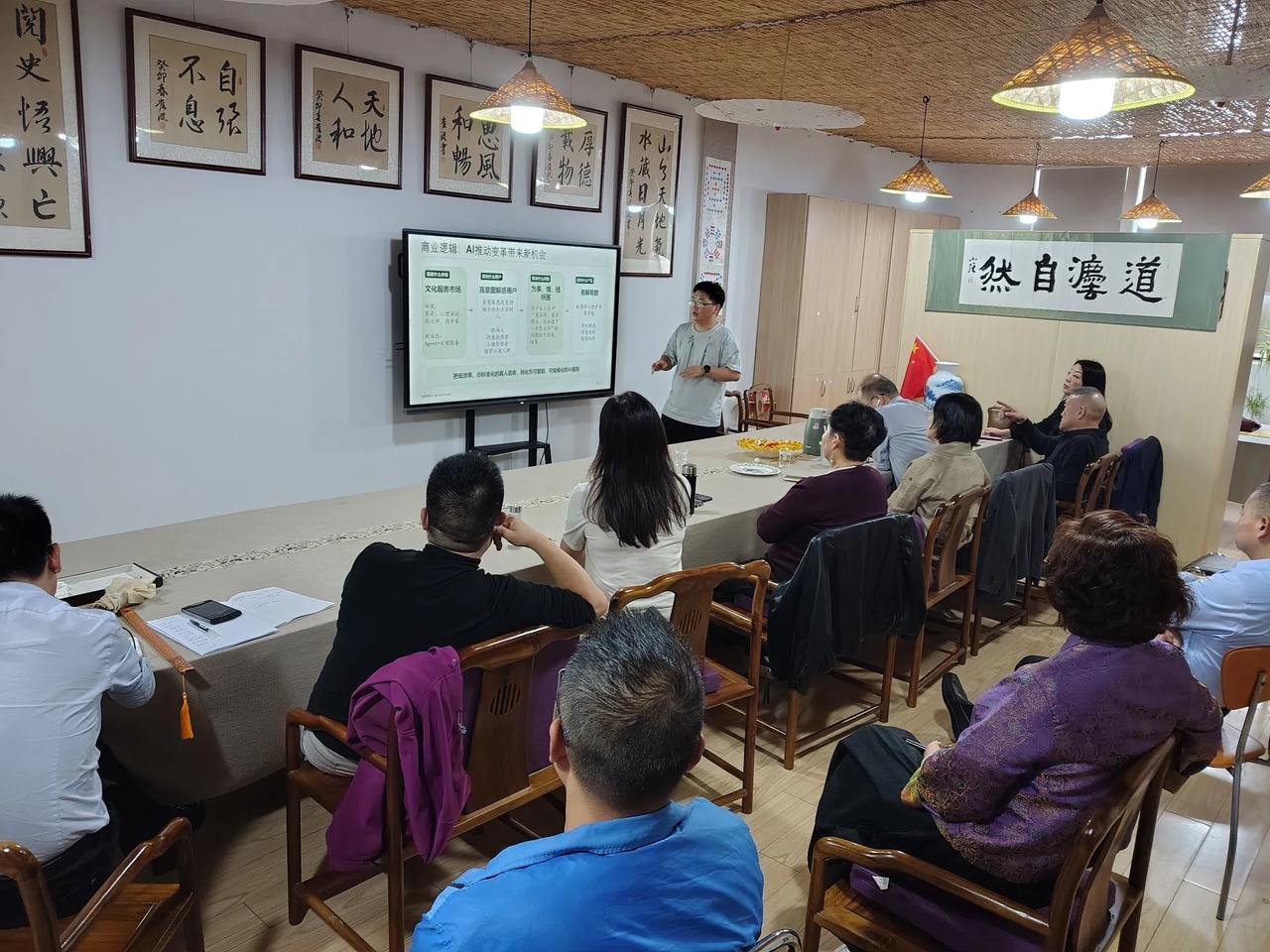 刚刚和今天最后一个CEO交流完，
​今天来自荆州的，
马斯克粉丝会联合发起人，