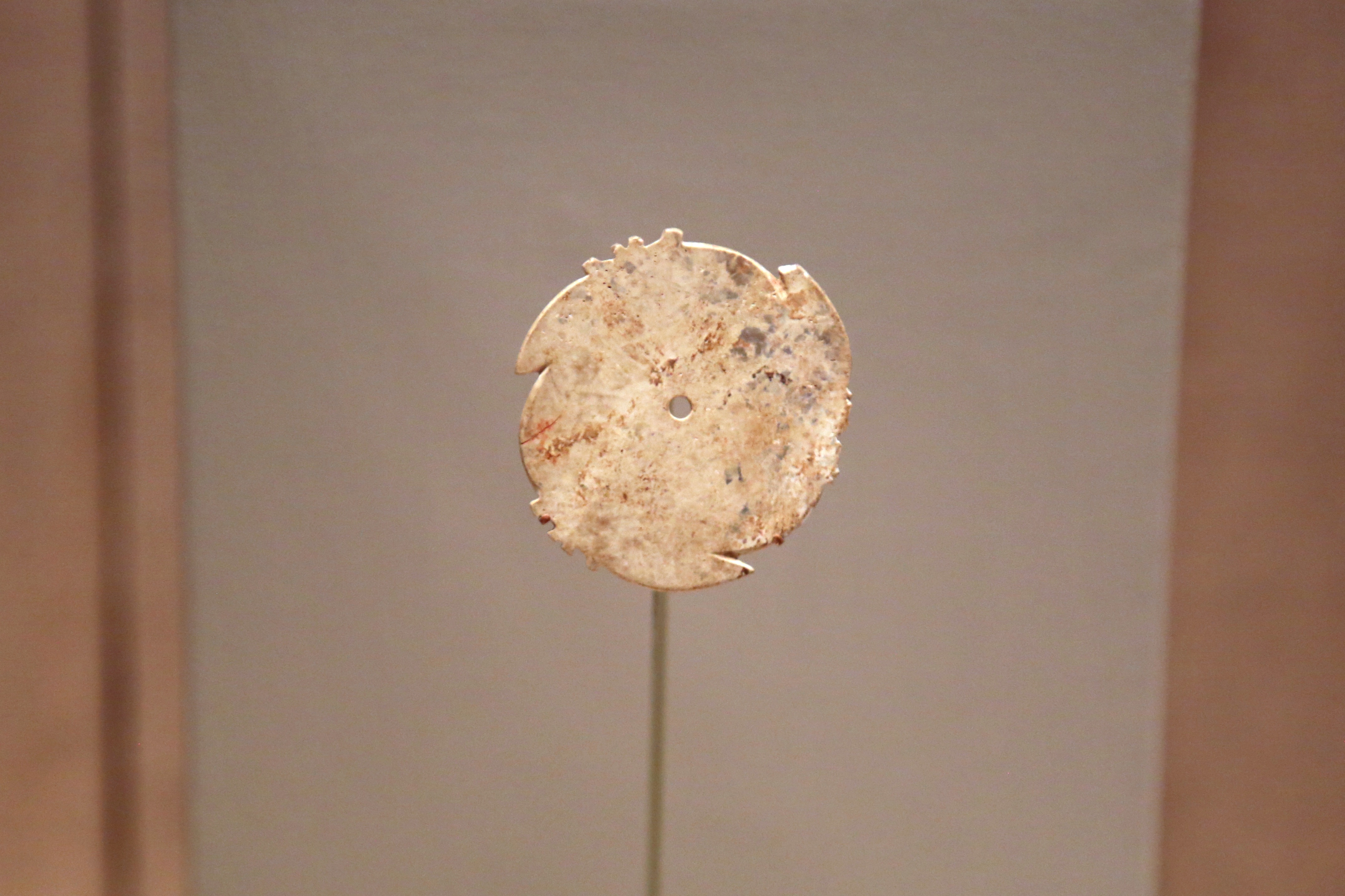 美国普林斯顿大学美术馆收藏的一件龙山文化玉璇玑, 非常袖珍 