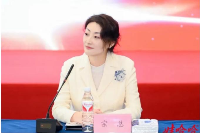杜建英如今这么尴尬，说穿了就是宗庆后高估了，自身在宗馥莉心中的地位了，自认父女情