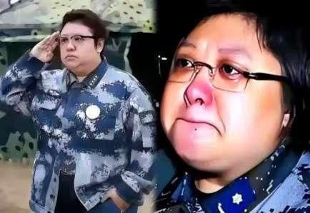 有些人的狂妄态度真让人恶心，举手敬礼一只手揣兜里，连最起码的礼仪都忘了。外表装得