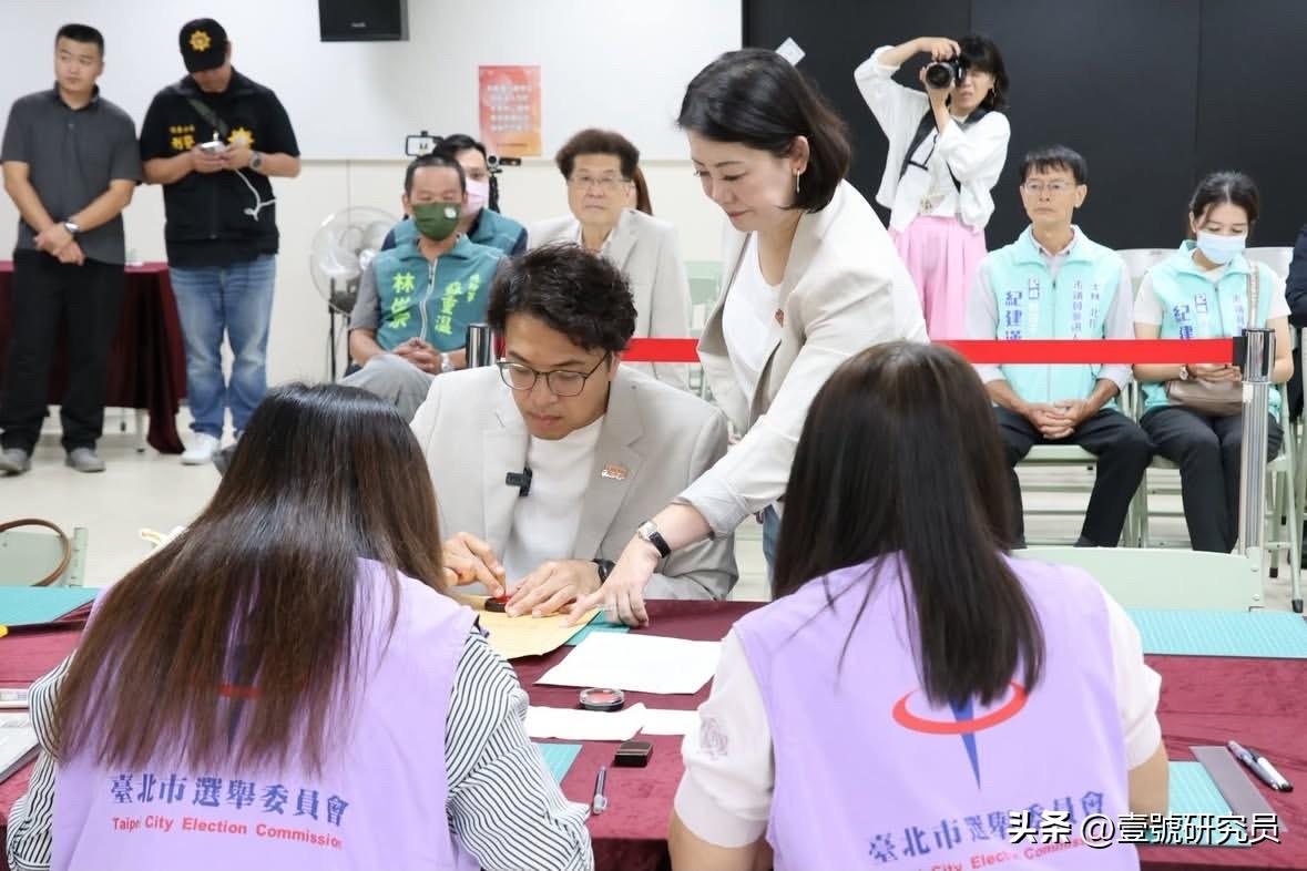 民进党立委吴思瑶今（2日）在社媒发文称，今天陪沈伯洋完成人生第一次登记参选！伯洋