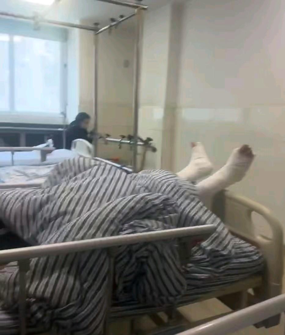 成功登顶勒多曼因北壁下撤时发生滑坠，两人三条腿骨折断裂，救援费用花了6万，然后保