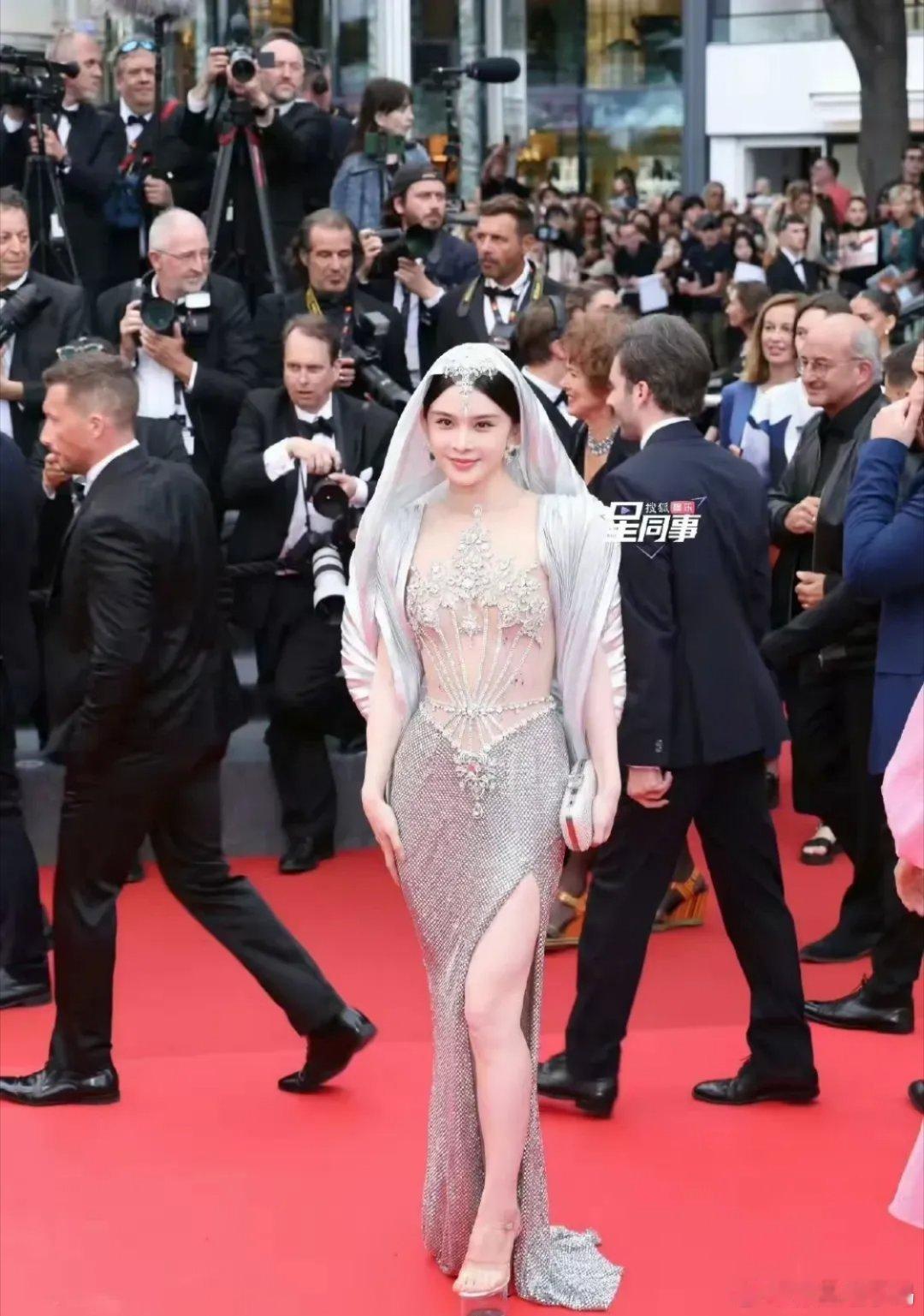 国内没有名气的女明星去蹭戛纳电影节的红毯，基本上就是丢人现眼。自己带着摄影师过去