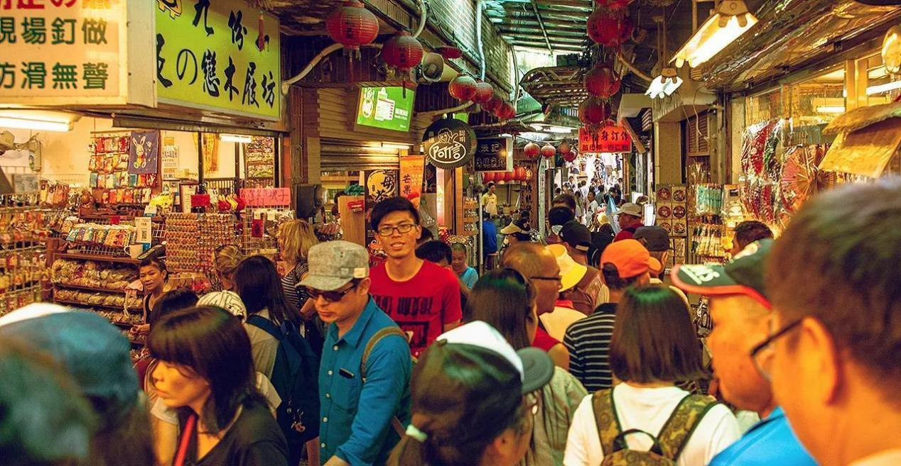 台北月薪五万也难存钱？街头访谈照见年轻人的生活压力
最近，一段讨论“三十岁在台北