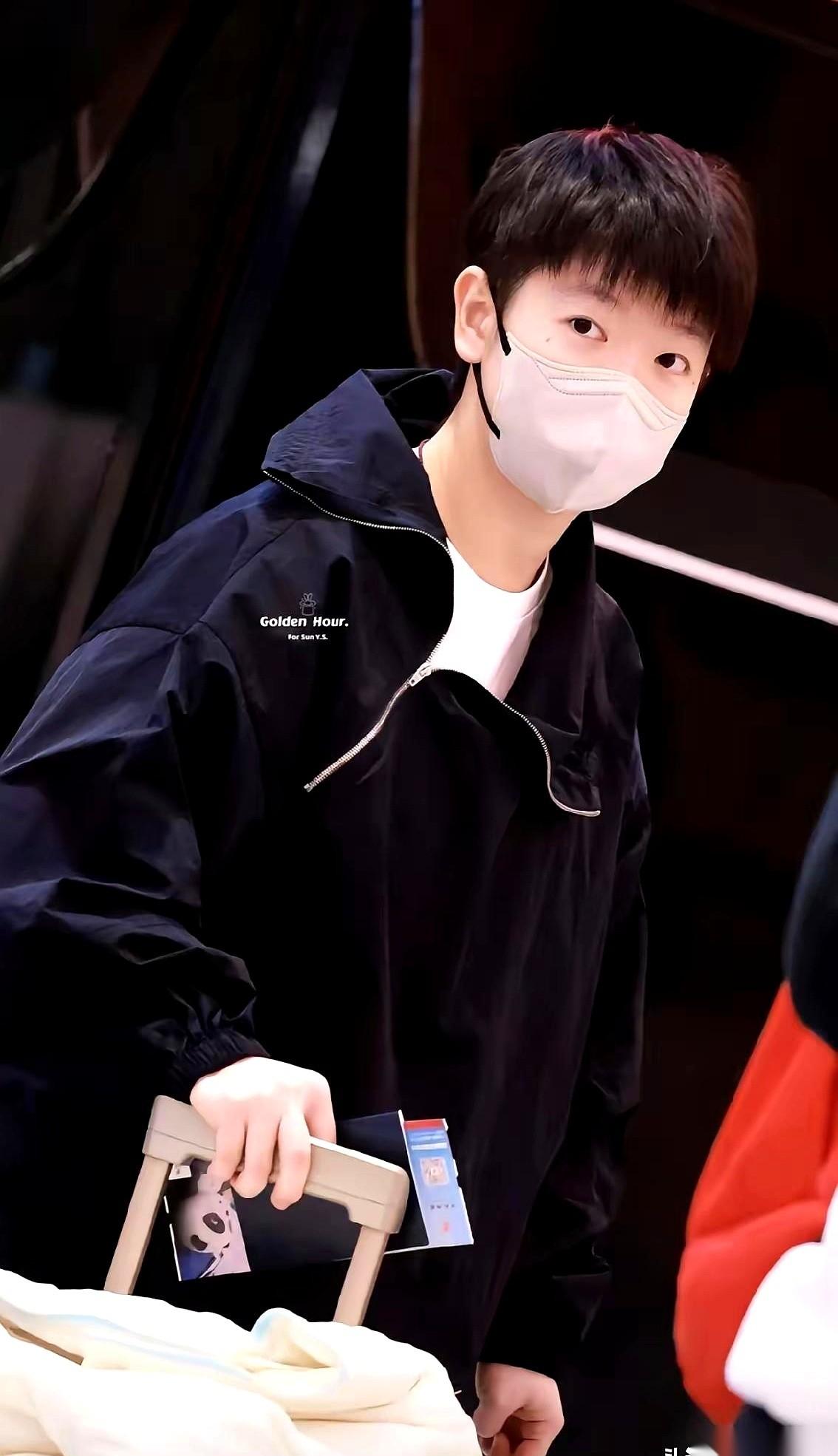 我服了，真就3500块一件的衣服，眼睛一眨，没了。
网店直接秒光。
这哪是运动员