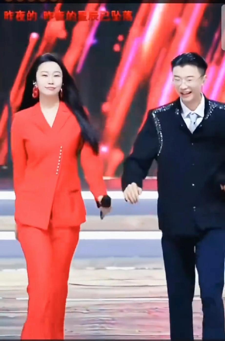 大网红郭有才和东北女网红李小欠一起合体直播，他俩在台上边唱，边跳，边扭着，让人看