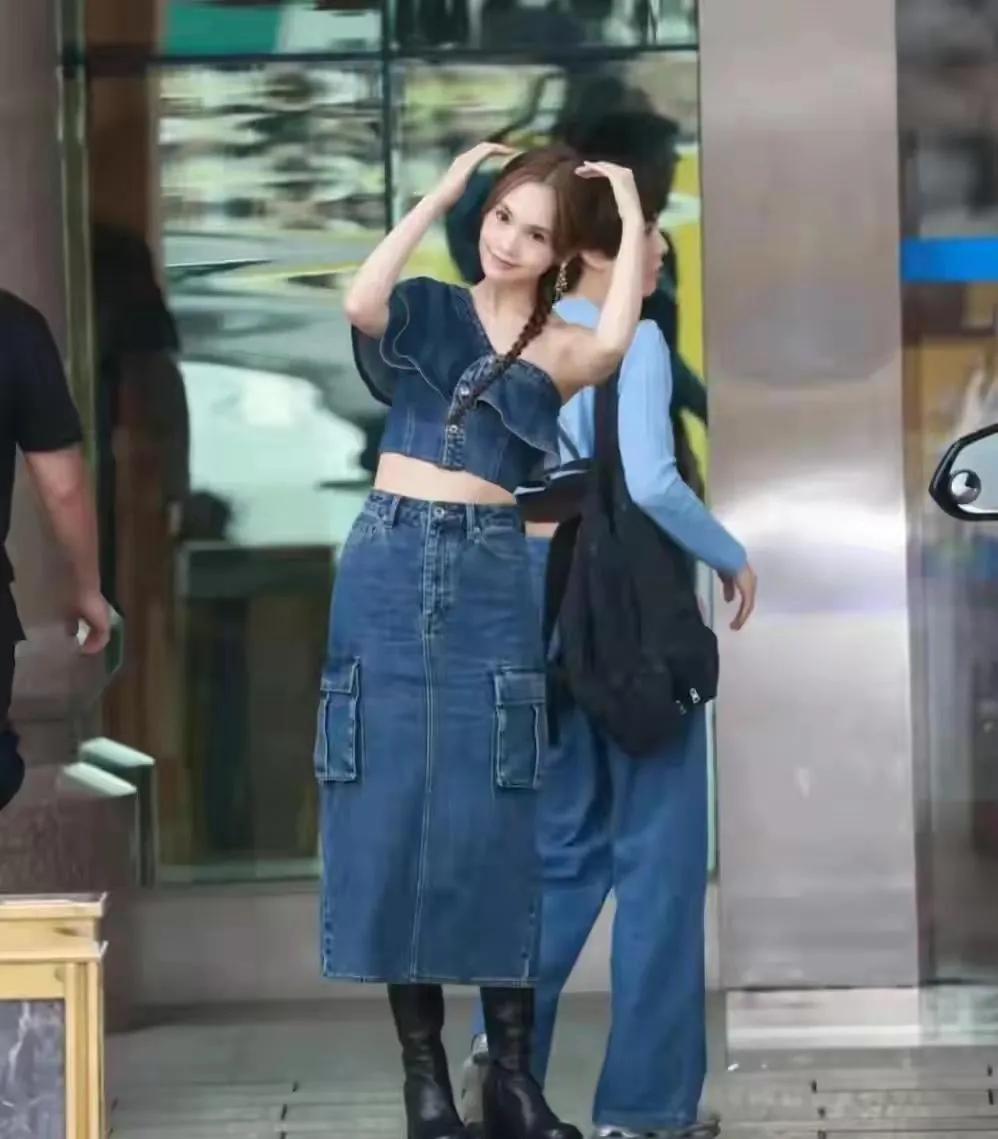 杨丞琳还不如踩高跷呢！这双鞋子目测就有二十公分，妈妈再也不用担心她长不高了。就是