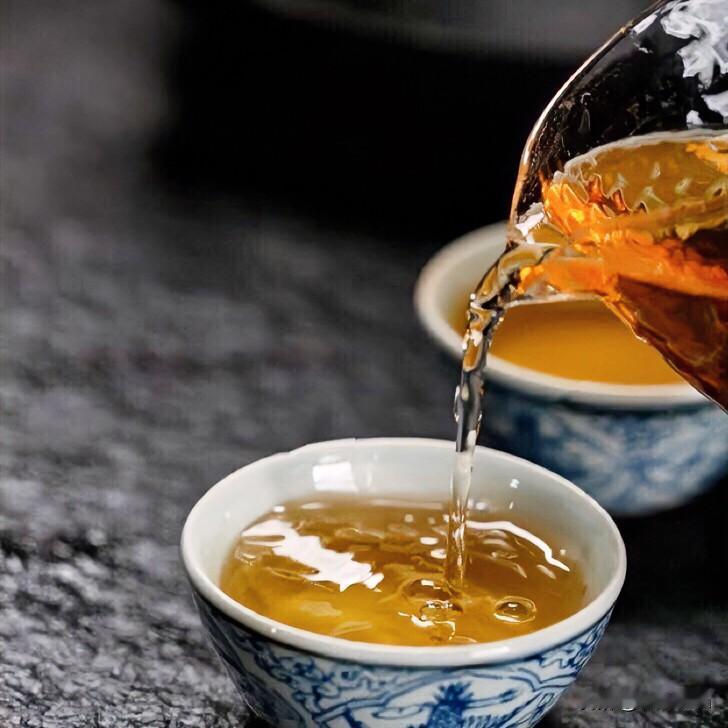 《厚积成味·山坡羊》
人生似茶，光阴自磨。青瓷盏里意蹉跎，叶儿展，味儿和。慢煮方