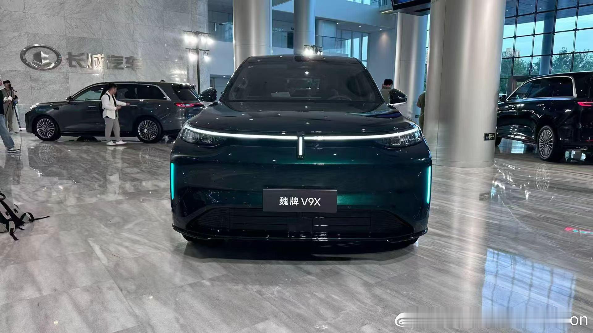 【魏牌V9X上市，3款车型售价区间34.98万-38.98万元，提供六座布局，全