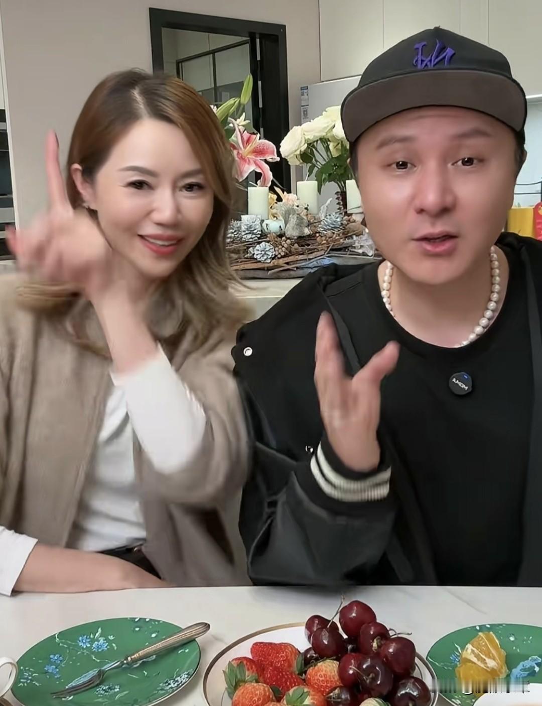 上海美女主持人优嘉绝对是个小富婆！
据好友朱桢在直播间爆料，1997年当初两人在