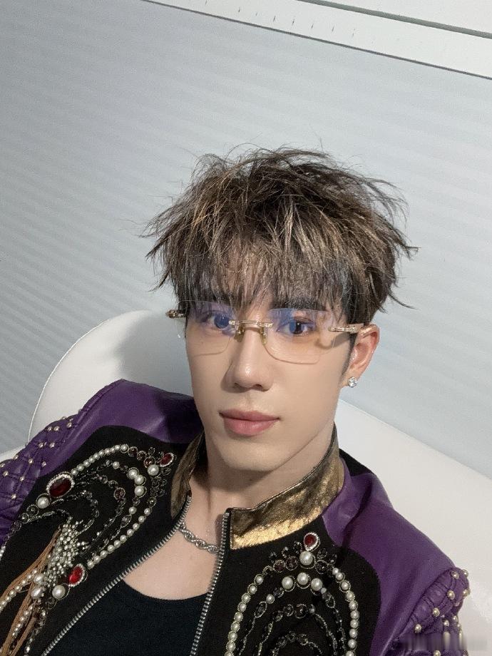 #鹭卓紫色果然很有韵味##鹭卓拍拍拍一会儿见# 鹭卓身着紫色，尽显优雅韵味，拍拍