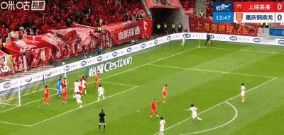 正在进行的上海海港VS重庆铜梁龙的比赛中，前国安外援恩加德乌头球破门，为重庆首开