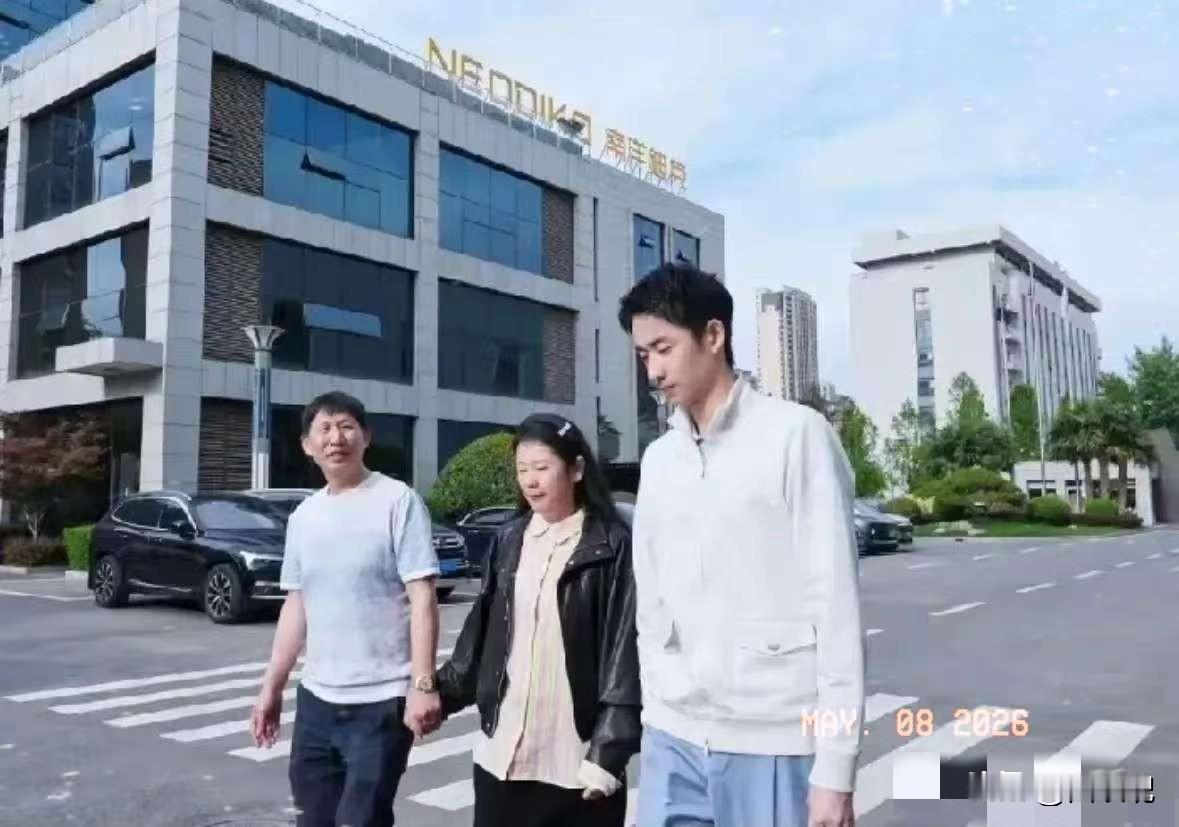 现实版的滴水之恩，涌泉相报出现了！吴宜泽西安见面会前，和父母先到了南洋迪克，不为