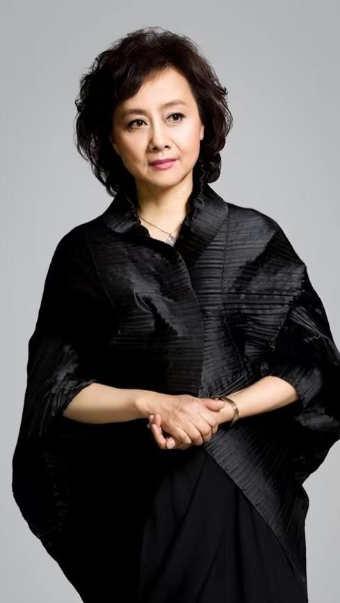 黄梅莹，1950年生于上海，八一电影制片厂老戏骨演员 。七十年代中期踏入影视行业