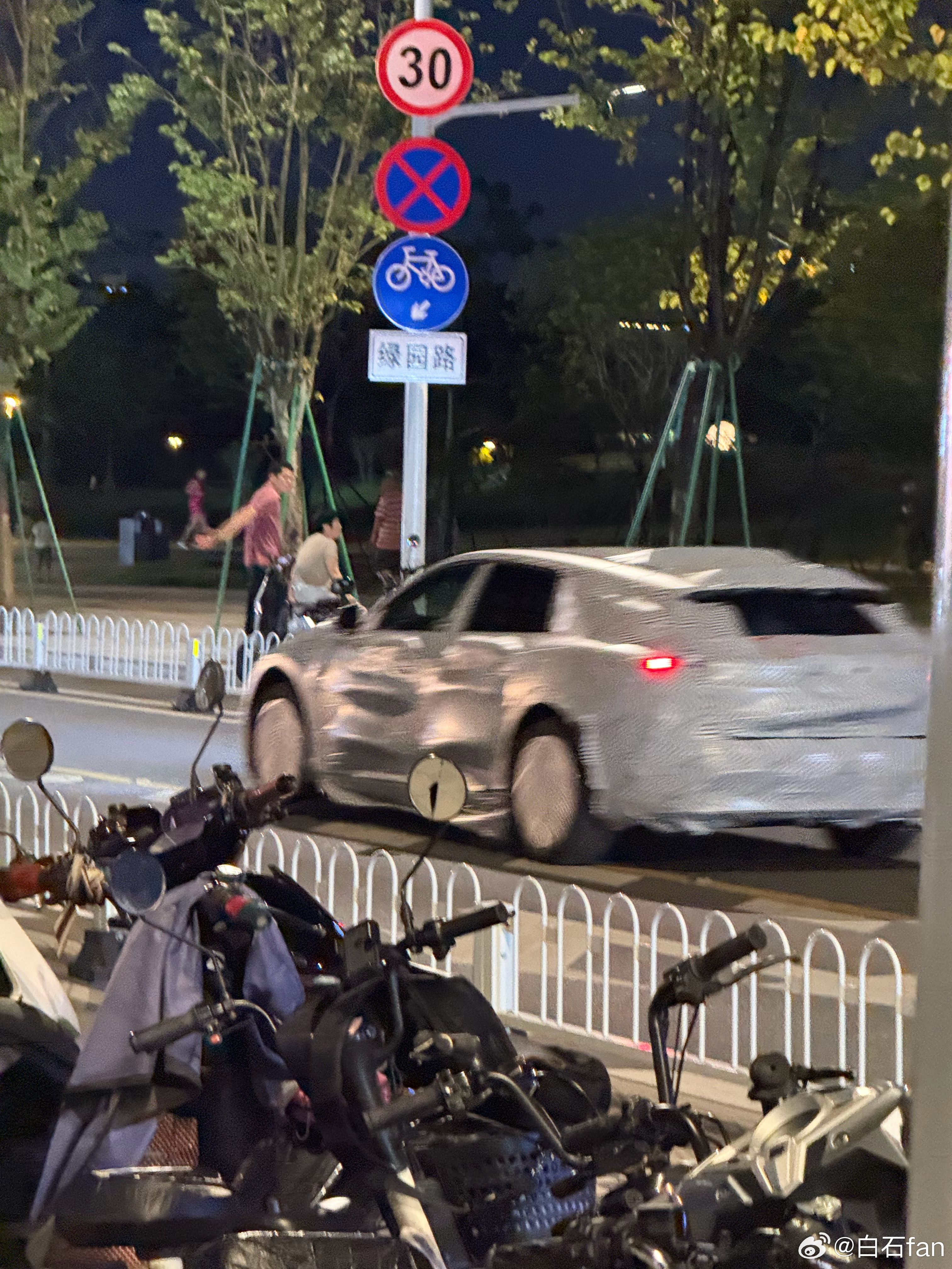 这是小鹏MONA旅行车？ 广州·小鹏汽车广州总部体验中心