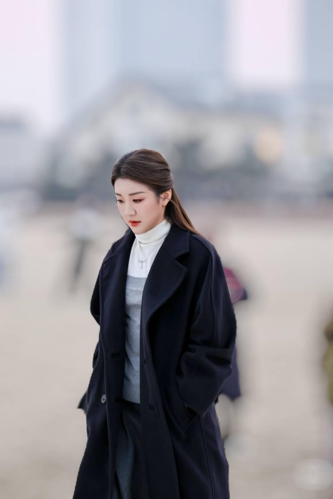 陈梦说对有些言论一笑带过，她在节目中化妆了，卷卷的长发，白嫩的脸蛋，红红的嘴唇，