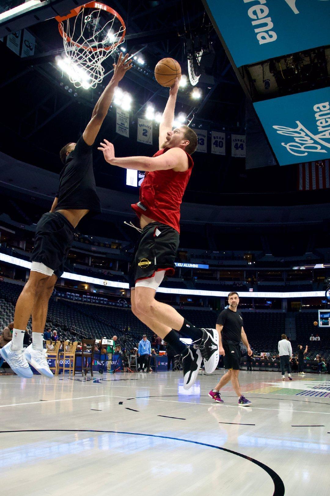 约老师今日穿着了一款此前从未亮相的战靴，问了一下官方，这双叫诡辩2，今天赛后会有