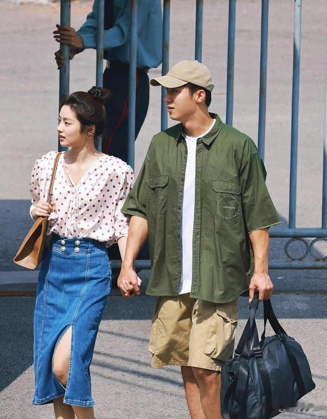 黄景瑜徐若晗牵手好养眼！

一身军绿色短袖衬衫，内搭白T，卡其工装短裤配棒球帽，