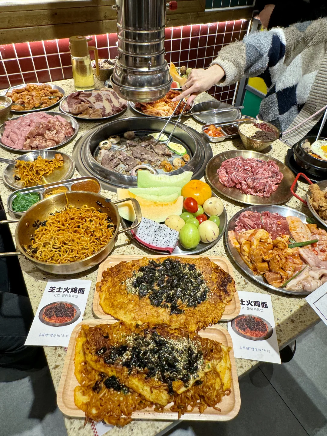 啊啊啊人均60吃这么大一桌！！火鸡面蛋饼绝👍