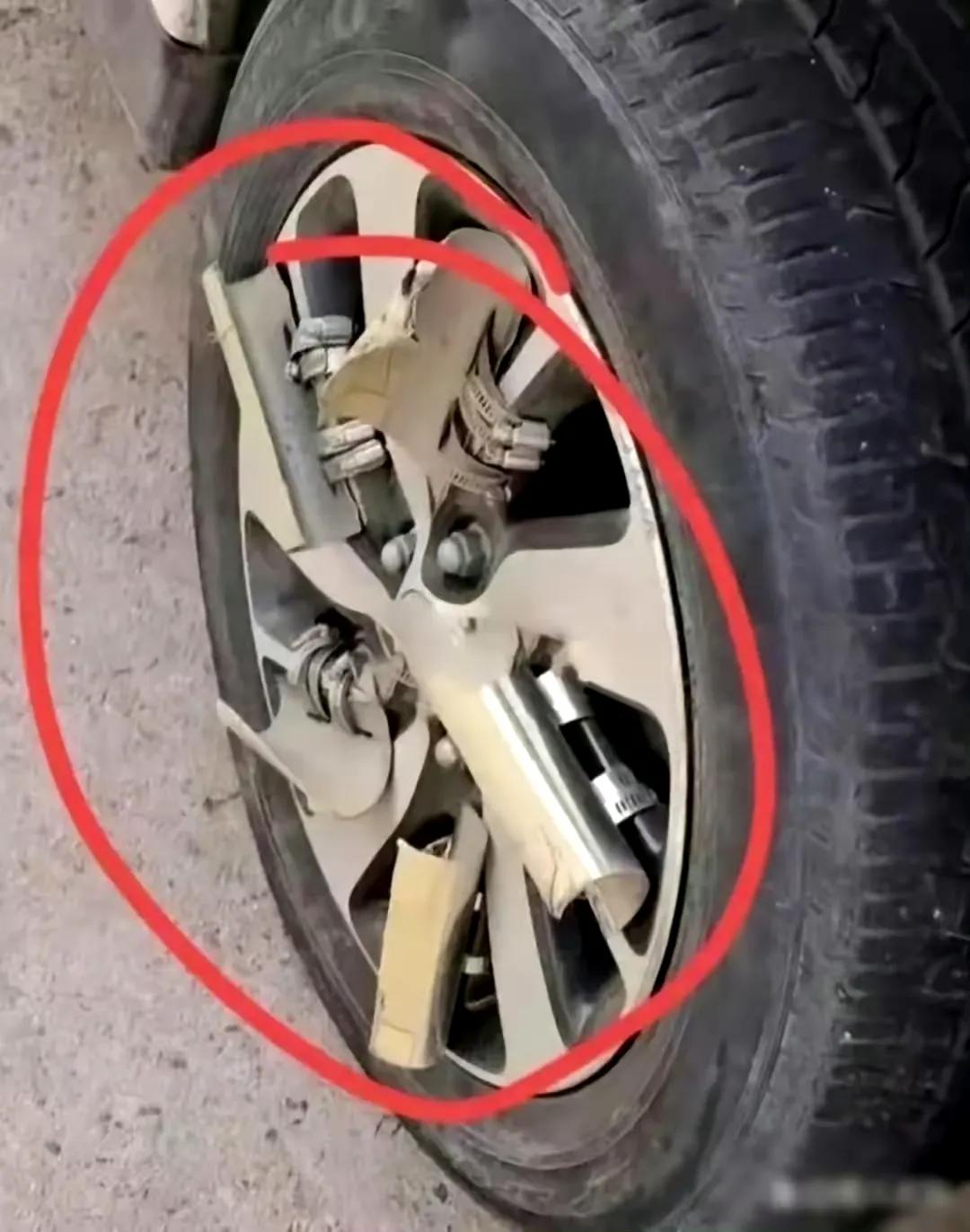网友：在高速公路的服务区里，我看见一辆白色轿车的车轮上有一个不明装置，这个东西是