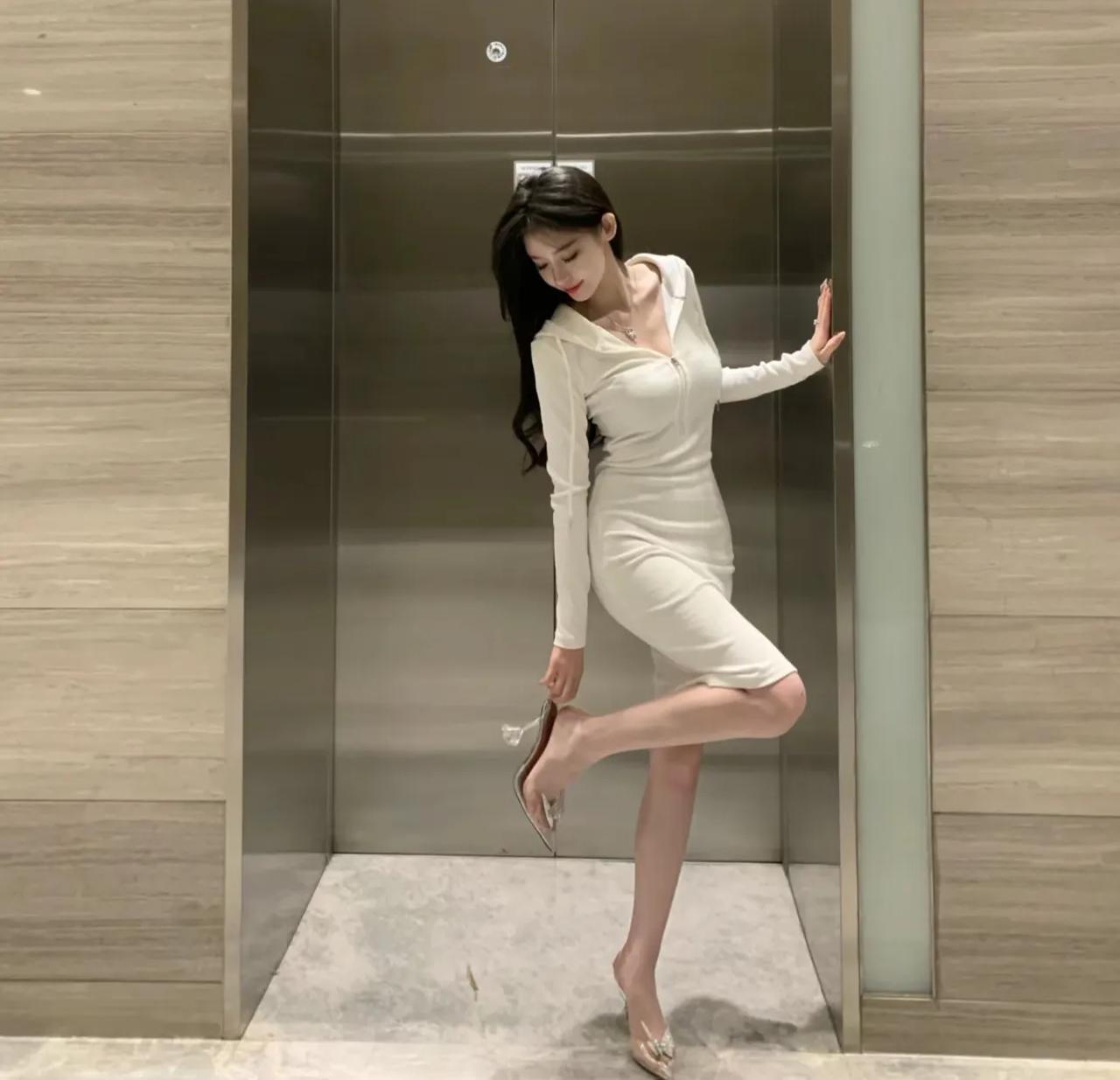 今天就是这个女的，我玩手机等电梯的时候，她让我帮她把鞋穿上，我一手帮她穿鞋一手拿