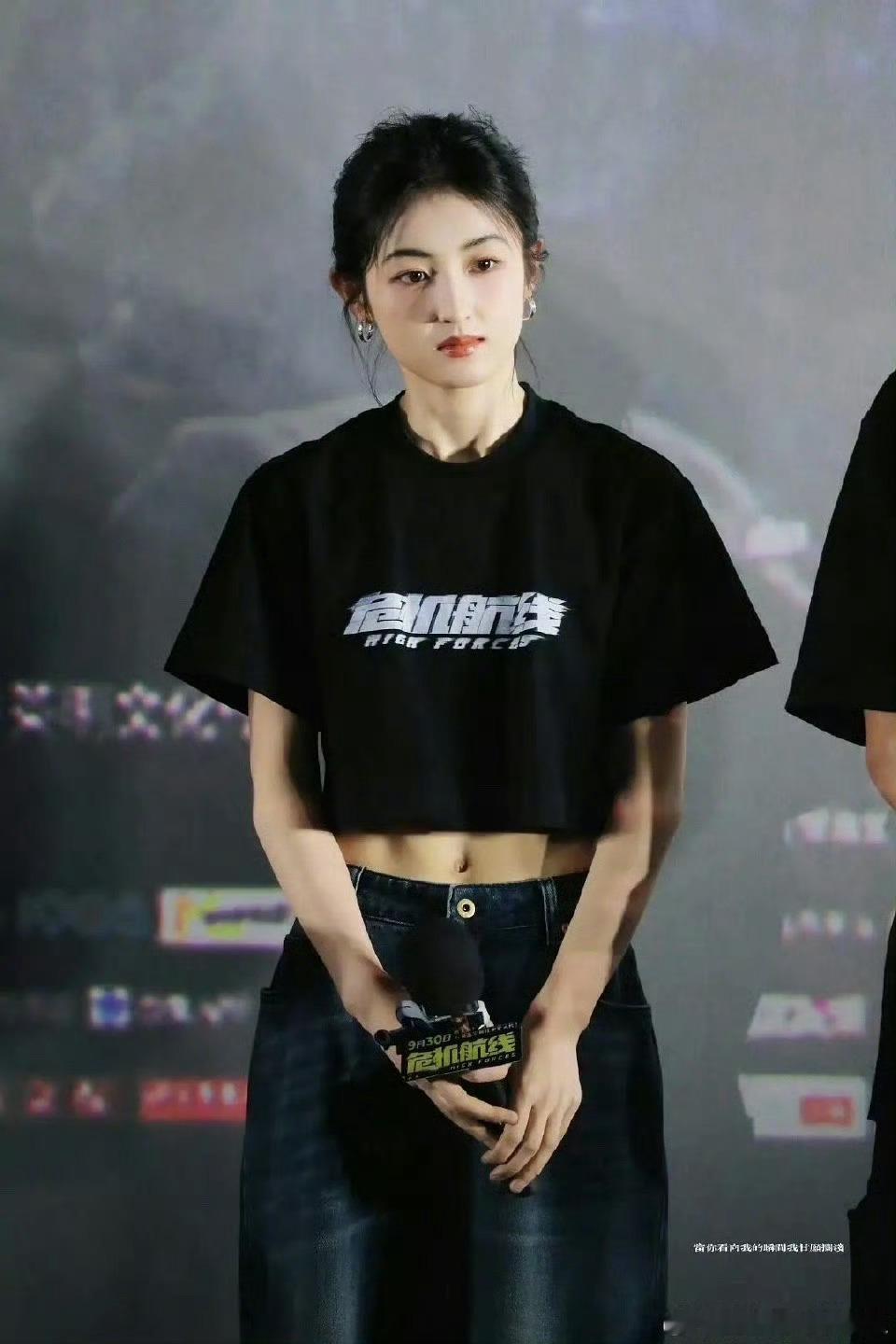 天 张子枫好明显的马甲线啊[傻眼] ​​​