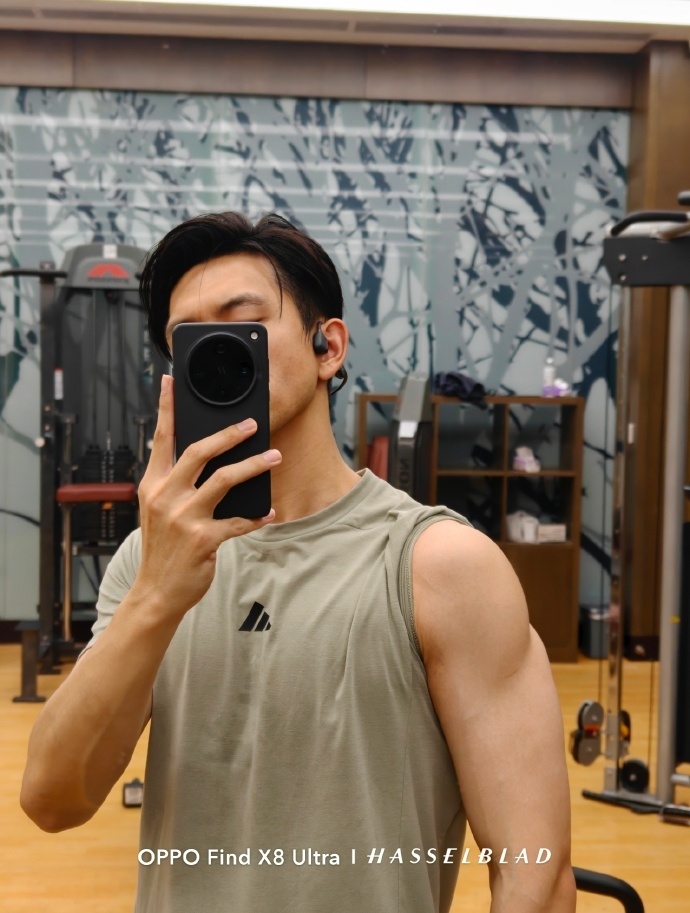 李现胡茬版李现秀肌肉线条 李现秀肌肉线条，谁懂这个李现胡茬版的熟感啊，就这个适配