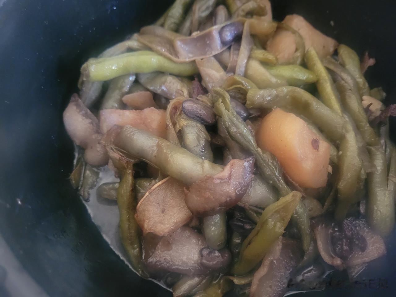 今天中午我家做了一道正宗东北菜——五花肉炖面豆角土豆。虽然看上去黑乎乎的，却特别