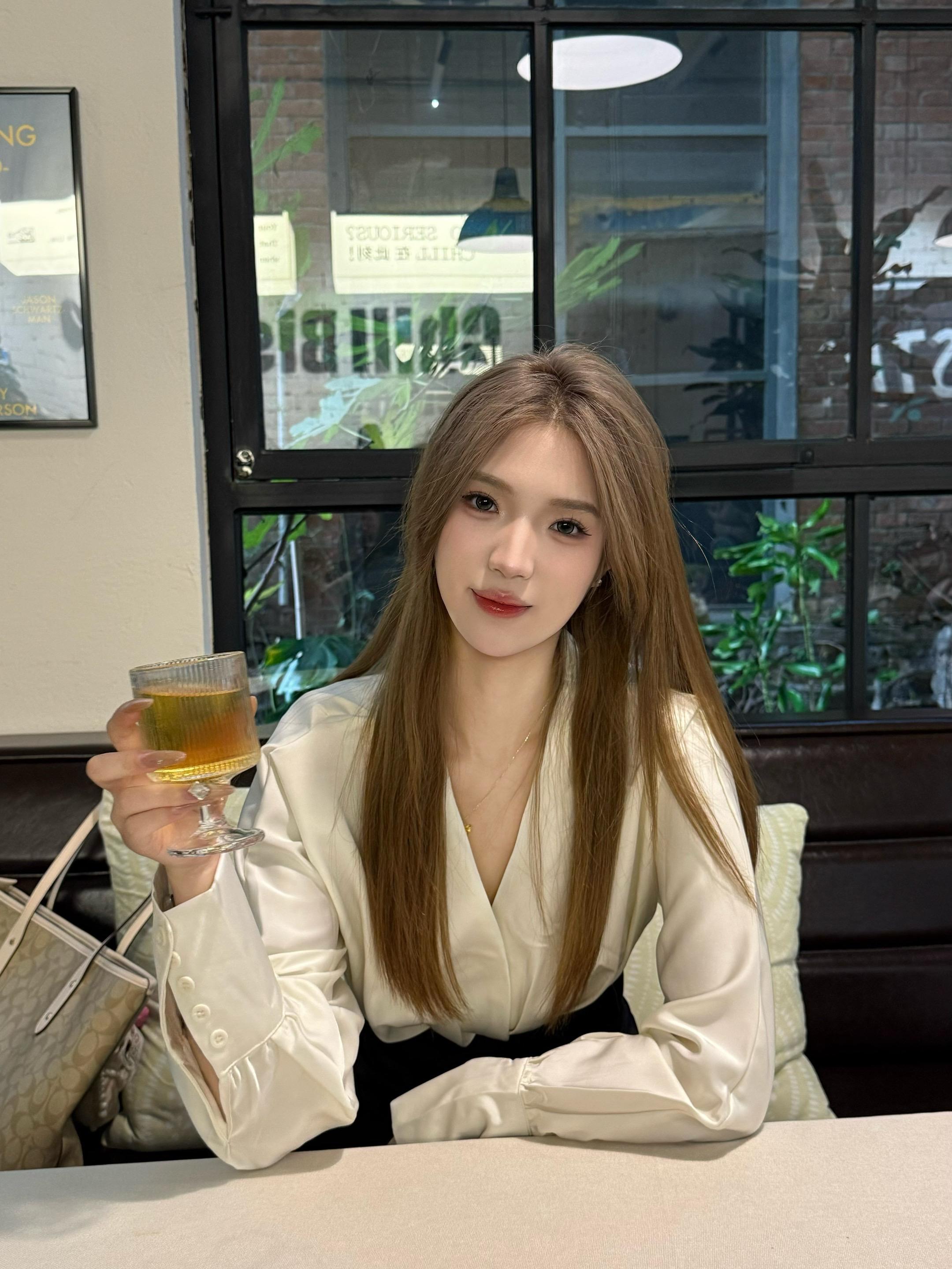 看你漂亮的眼睛一直在笑也算我幸福的一种