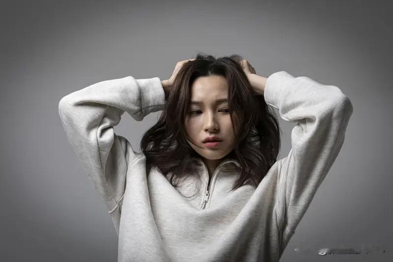 一个人有了钱就没有烦恼了吗钱能解决生存焦虑，却填不满内心的空洞。有了钱，烦恼不会