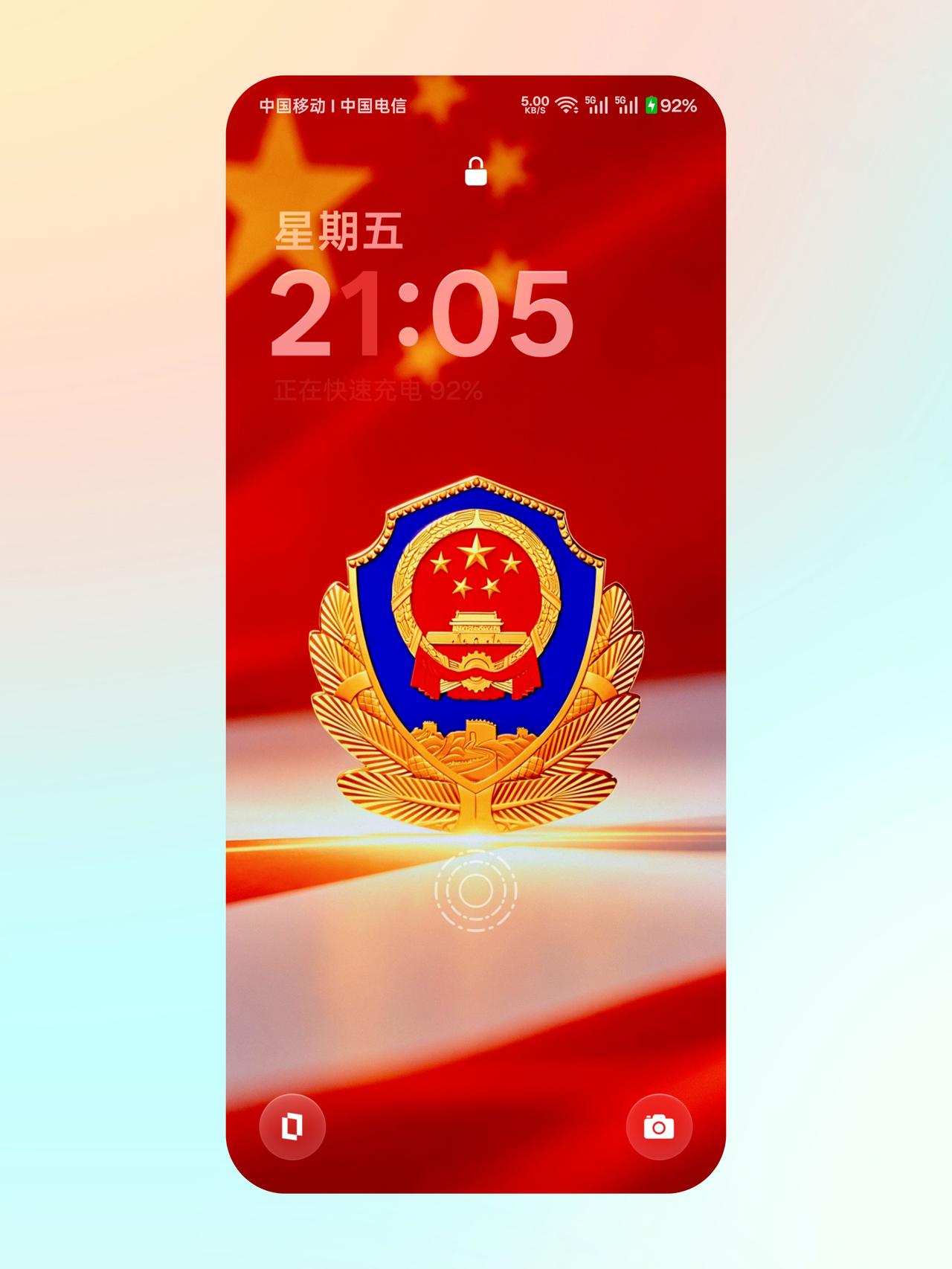 藏于方寸，致敬藏蓝荣光
 
一抹热烈中国红，一枚庄严警徽，定格赤诚信仰。金色纹路