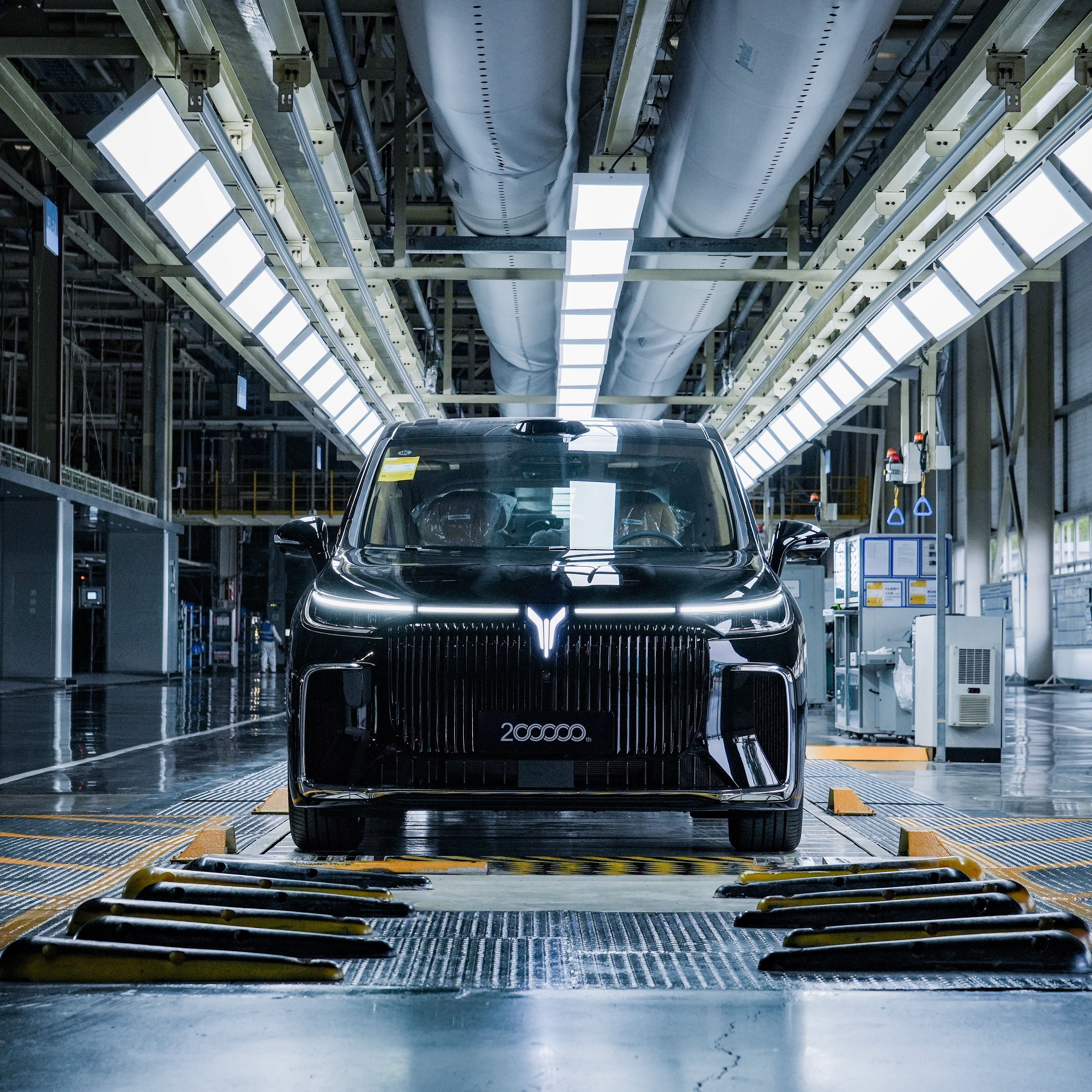 岚图梦想家第20万辆整车在武汉黄金工厂下线，奥运冠军杨威成为该车主，同时岚图梦想