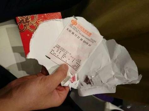 浙江一公司年会有发彩票的习惯，财务事先进行了统计，确认没有中大奖。岂料，一女子中