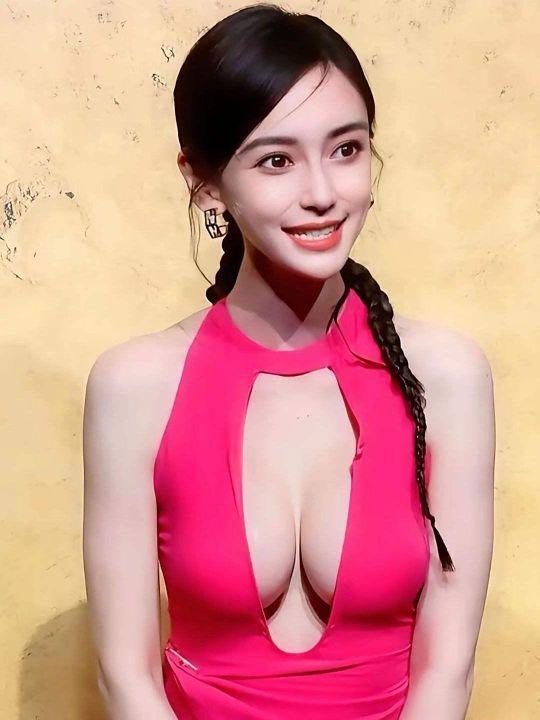 刷到Angelbaby照片，没认出来，因为身材实在太突出了……

要知道，她和黄