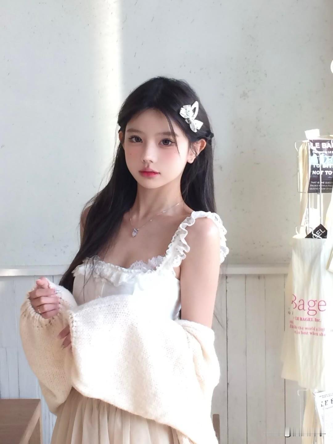 “玉人如花，笑靥如春”，这描述简直绝了。想象一下，有位佳人立于槐树下，身着襦裙，