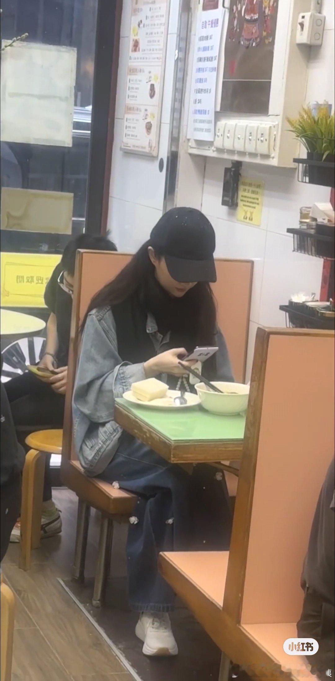 香港茶餐厅偶遇刘亦菲香港吃饭偶遇刘亦菲有人在香港吃饭偶遇刘亦菲啊啊啊啊好羡慕！刘