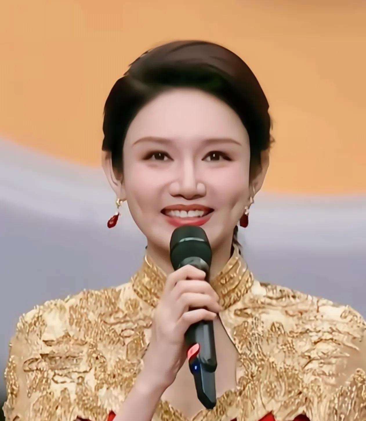 37岁龙洋为什么不结婚？
原因很简单，
不是没人喜欢她，也不是因为她不好看，而是