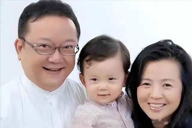 77岁王刚，60岁老来得子轰动邻里！本以为是晚年福气，怎料17岁儿子让他深夜难眠