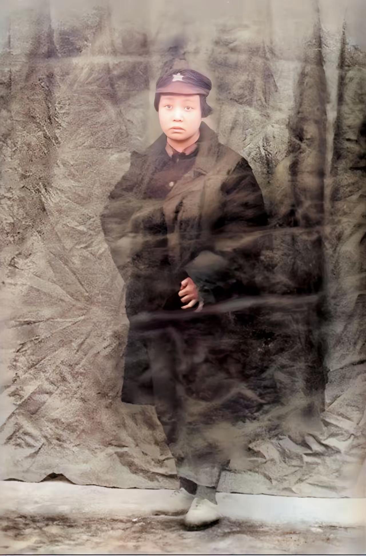 她长征前在瑞金照了一张像，她用“三寸金莲”丈量了25000里，她是将官之妻，她多
