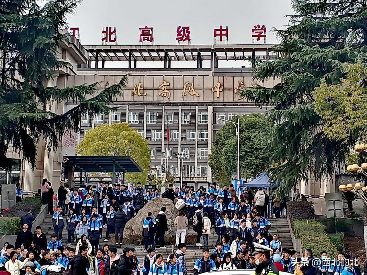 熙熙攘攘的江北高级中学，青春洋溢的校园时光。