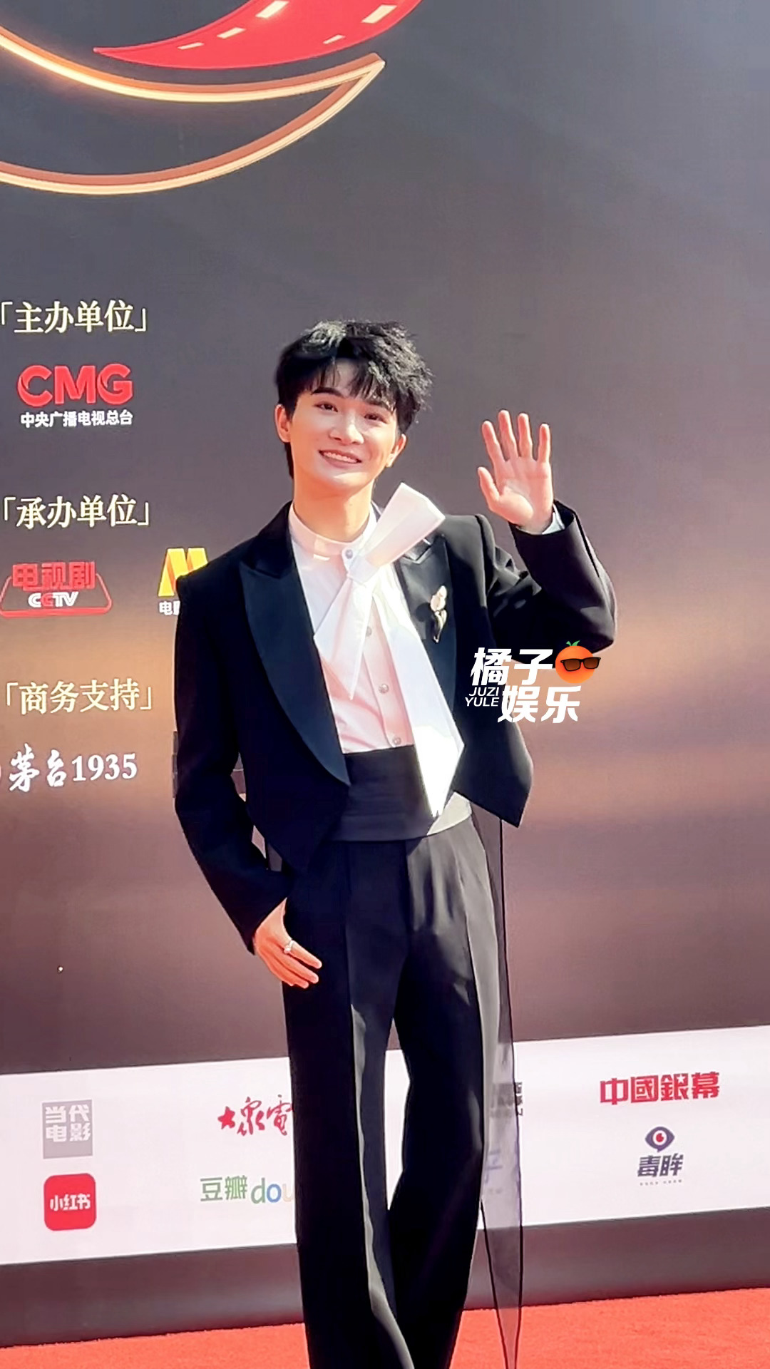 hello～hello～👋一只蝴蝶结小猫打招呼中周深蝴蝶结领带西装造型