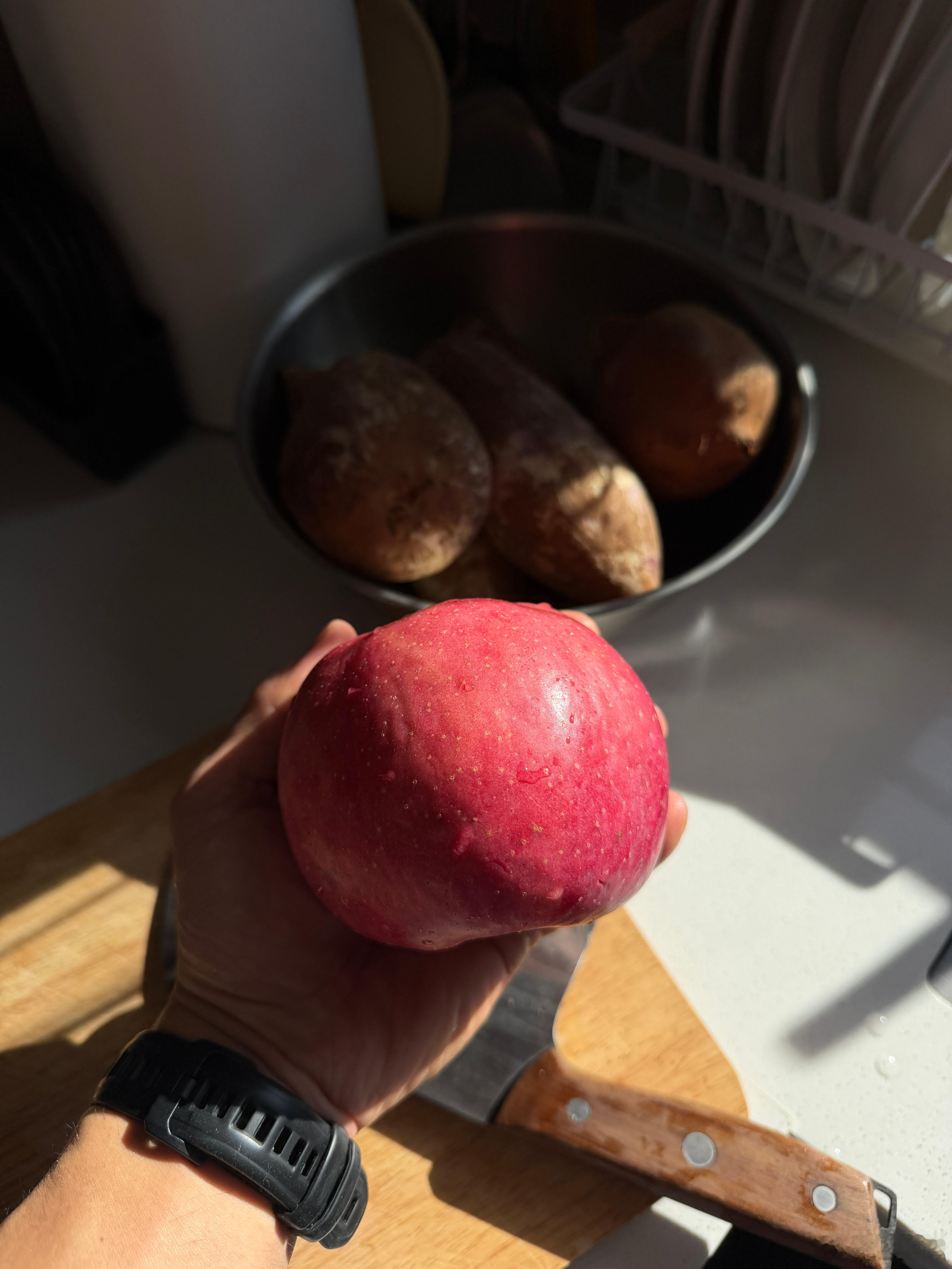 人体很擅长应对饿，但不擅长应对饱。血糖低的时候，人体有十几种激素可以升血糖。但是