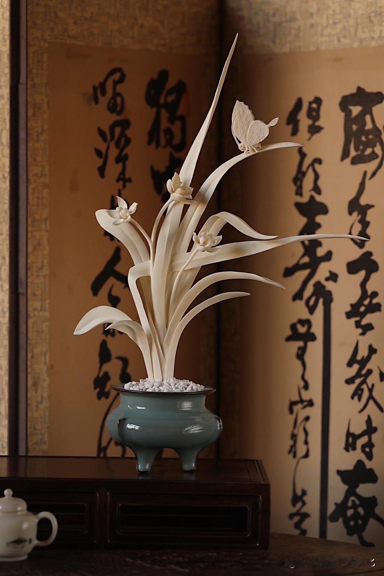 这件“蝶恋花”，第一眼不是花，是气。

鹿角的白，干净但不空，
带一点温润的骨感